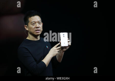 --FILE--Jia Yueting, fondatore, Presidente e CEO di Leshi Information & Technology, meglio noto come Letv o LeEco, introduce le 2 smartphone alla una pres Foto Stock