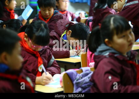 --FILE--giovani cinesi agli studenti di studiare in una classe in una scuola primaria in Cina a Shanghai, 18 febbraio 2016. La Cina è scesa drammaticamente in una globale ed Foto Stock