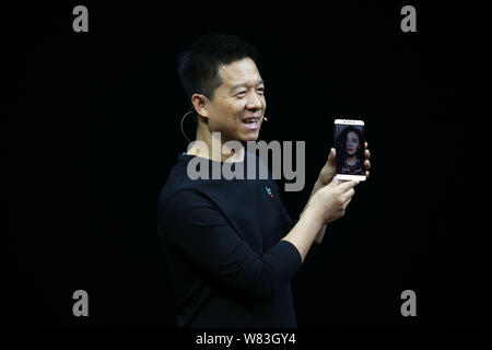 --FILE--Jia Yueting, fondatore, Presidente e CEO di Leshi Information & Technology, meglio noto come Letv o LeEco, introduce le 2 smartphone alla una pres Foto Stock