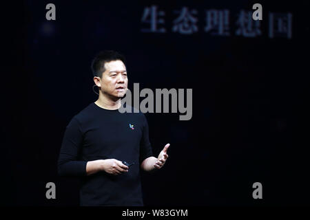 --FILE--Jia Yueting, fondatore, Presidente e CEO di Leshi Information & Technology, meglio noto come Letv o LeEco, introduce le 2 smartphone alla una pres Foto Stock