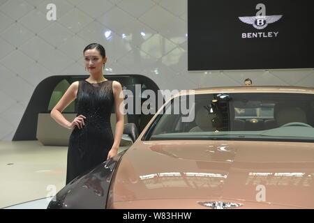 --FILE -- un modello pone con una Bentley Mulsanne EWB durante il XIV Cina (Guangzhou) Salone Internazionale dell'Automobile, noto anche come Auto Guangzhou Foto Stock