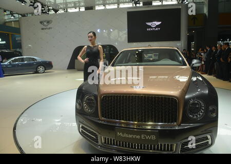 --FILE -- un modello pone con una Bentley Mulsanne EWB durante il XIV Cina (Guangzhou) Salone Internazionale dell'Automobile, noto anche come Auto Guangzhou Foto Stock