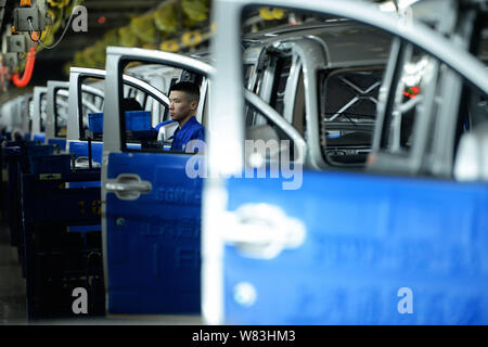 --FILE--un lavoratore cinese assembla autovetture sulla linea di montaggio in corrispondenza di un impianto automatico di SAIC-GM-Wuling Automobile Co., Ltd., nella città di Qingdao, est Chinas Sha Foto Stock