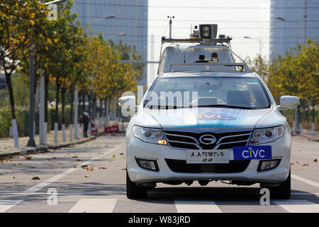 --FILE--un driverless vettura viaggia su strada durante il 2016 la Cina Veicolo intelligente campionato in Cina a Shanghai, 3 dicembre 2016. La Cina sarà r Foto Stock