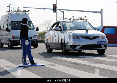 --FILE--un driverless vettura viaggia su strada durante il 2016 la Cina Veicolo intelligente campionato in Cina a Shanghai, 2 dicembre 2016. La Cina sarà Foto Stock