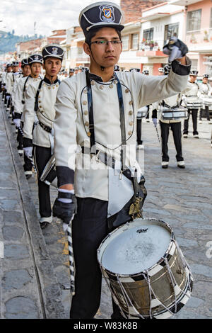 Cuenca, Ecuador, Jan 13, 2018: batteristi marciare in parata al festival Foto Stock