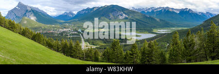 Banff - Una vista panoramica della città di Banff e vermiglio laghi, circondato da una fitta foresta e di alta montagna nel Parco Nazionale di Banff, AB, Canada. Foto Stock