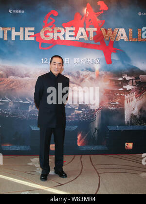 Regista cinese Zhang Yimou arriva sul tappeto rosso per la premiere del suo film "Il Grande Muro' a Pechino in Cina, 6 dicembre 2016. Foto Stock