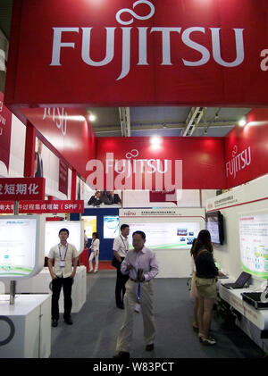 --FILE -- la gente visita lo stand di Fujitsu durante una mostra nella città di Nanjing East cinese della provincia di Jiangsu, 5 settembre 2011. Fujitsu a presidente Foto Stock