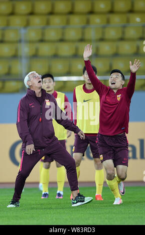 Capo allenatore Marcello Lippi, a sinistra della nazionale cinese gli uomini della squadra di calcio dirige i suoi giocatori durante una sessione di formazione per la Coppa del Mondo FIFA 2018 Foto Stock