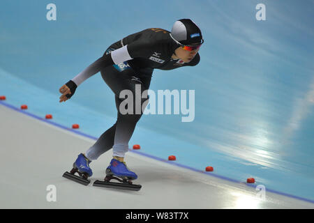Skater giapponese Miho Takagi compete durante le donne del 3000-metro divisione un match dell'ISU di Coppa del mondo di pattinaggio di velocità la concorrenza nella città di Harbin, né Foto Stock