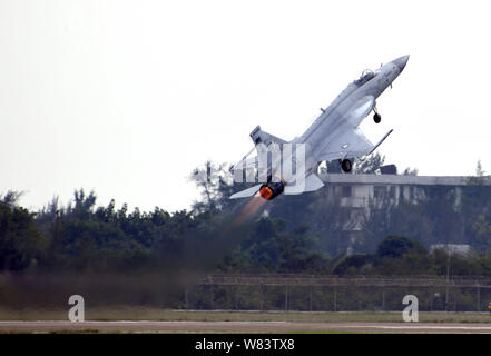 Un PAC JF-17 Thunder o CAC FC-1 Xiaolong jet da combattimento sviluppato congiuntamente dalla Repubblica popolare cinese e del Pakistan esegue durante una dimostrazione di volo in anticipo della xi Foto Stock