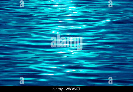 La vibrante aqua color blu mare ondeggia con riflessi di luce solare Foto Stock