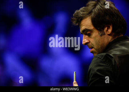 Ronnie O'Sullivan di Inghilterra ritiene un colpo contro Martin Gould di Inghilterra nel loro quarterfinal match durante il 2016 campione dei campioni snooke Foto Stock