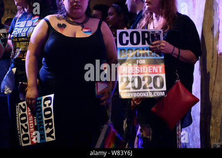 Philadelphia, Stati Uniti. 07 Ago, 2019. Il Sen. Cory Booker (D-NJ), Presidenza e di speranza per gli Stati Uniti Elezioni 2020 detiene un aumento di Philadelphia campagna al rally Fillmore, in Philadelphia, PA., il 7 agosto 2019. Credito: OOgImages/Alamy Live News Foto Stock