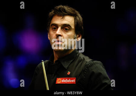 Ronnie O'Sullivan di Inghilterra ritiene un colpo contro Martin Gould di Inghilterra nel loro quarterfinal match durante il 2016 campione dei campioni snooke Foto Stock