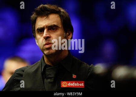 Ronnie O'Sullivan di Inghilterra reagisce come egli ritiene che un colpo contro Martin Gould di Inghilterra nel loro quarterfinal match durante il 2016 Campione di Cha Foto Stock