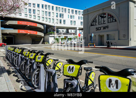Los Angeles, CA / STATI UNITI D'America - 12 Aprile 2019: una fila di 10 biciclette a un metro Bike Condividi stazione a 3° e Santa Fe nel quartiere delle Arti di Los Angeles. Foto Stock