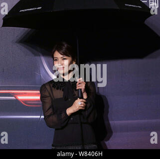 Attrice cinese Liu Tao arriva per una serata da Porsche in Cina a Shanghai, 7 novembre 2016. Foto Stock