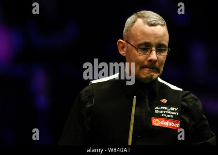 Martin Gould di Inghilterra ritiene un colpo contro Ronnie O'Sullivan di Inghilterra nel loro quarterfinal match durante il 2016 campione dei campioni snooke Foto Stock