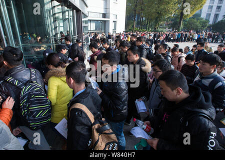 Una folla di cinesi examinees a piedi in un sito di esame per sedersi il Servizio Civile nazionale esame alla Nanjing silvicoltura università nella città di Nanjing East Foto Stock