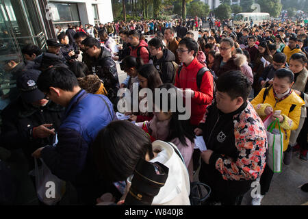 Una folla di cinesi examinees a piedi in un sito di esame per sedersi il Servizio Civile nazionale esame alla Nanjing silvicoltura università nella città di Nanjing East Foto Stock