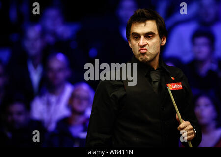 Ronnie O'Sullivan di Inghilterra reagisce come egli ritiene che un colpo contro Martin Gould di Inghilterra nel loro quarterfinal match durante il 2016 Campione di Cha Foto Stock