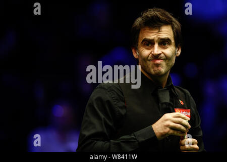 Ronnie O'Sullivan di Inghilterra chalks spunto come egli ritiene che un colpo contro Martin Gould di Inghilterra nel loro quarterfinal match durante il 2016 Champio Foto Stock