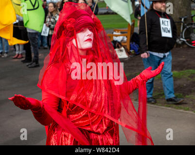 I membri del gruppo di prestazioni note come le Brigate Rosse all'estinzione della ribellione protestare contro il cambiamento climatico inazione, al di fuori del Parlamento della Tasmania in Hobart, oggi (giovedì 8 agosto 2019) Foto Stock