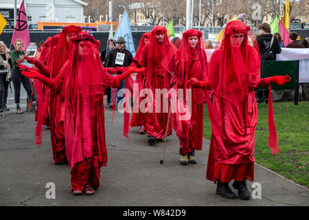 I membri del gruppo di prestazioni note come le Brigate Rosse all'estinzione della ribellione protestare contro il cambiamento climatico inazione, al di fuori del Parlamento della Tasmania in Hobart, oggi (giovedì 8 agosto 2019) Foto Stock