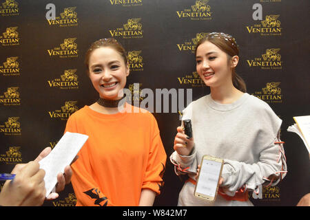 Charlene Choi, destra e Gillian Chung di Hong Kong duo pop gemelli sono intervistato dopo il concerto di Macao durante il loro '#Gemelli#LOL#Vivono intorno il Wo Foto Stock