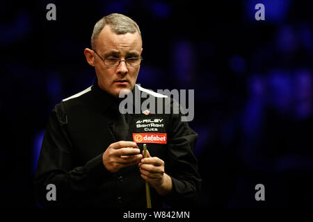 Martin Gould di Inghilterra chalks spunto come egli ritiene che un colpo contro Ronnie O'Sullivan di Inghilterra nel loro quarterfinal match durante il 2016 Champio Foto Stock