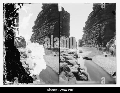 Mar Morto, il fiume Arnon guardando ad ovest verso la sua bocca, con il fotografo sulla sabbia bar e un altro uomo la pesca Foto Stock