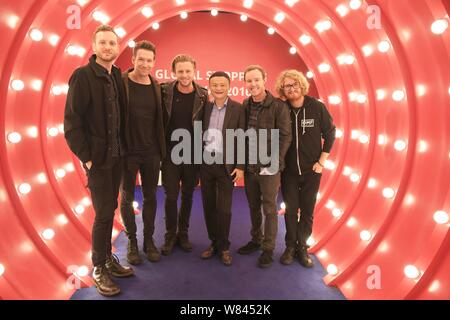 Ma Jack o Ma Yun, terza a destra, Presidente cinese di e-commerce gigante gruppo Alibaba, pone con i membri della American pop rock band OneRepublic a un vino Foto Stock