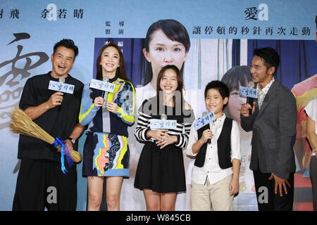 L'attrice di Singapore Fann Wong, seconda a sinistra, suo marito attore Christopher Lee Meng-presto, sinistra, attore Taiwanese Liren Li, destra e altri membri del cast Foto Stock