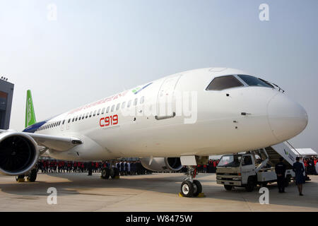 --FILE -- gente guarda alla Cina il primo in casa passeggeri di grandi dimensioni jet C919 durante una cerimonia in modalità non in linea alla finale dello stabilimento di assemblaggio di COMAC (aria commerciale Foto Stock