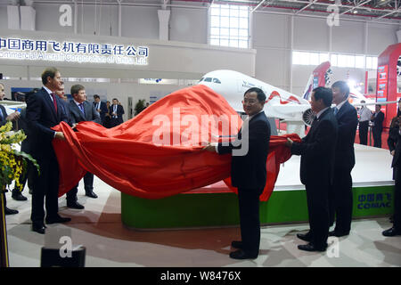 Jin Zhuanglong, quarta a destra, Presidente del COMAC (aeromobili commerciali Corp della Cina), Denis Manturov Valentinovich, seconda a sinistra, ministro del Commercio e Foto Stock