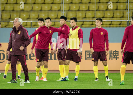 Capo allenatore Marcello Lippi, a sinistra della nazionale cinese gli uomini della squadra di calcio dirige i suoi giocatori durante una sessione di formazione per la Coppa del Mondo FIFA 2018 Foto Stock