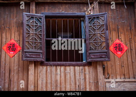 Visualizzazione di una finestra di legno intagliate con motivi in una antica casa in città a Wuzhen, Tongxiang city, est della Cina di provincia dello Zhejiang, 10 aprile 2015. Su Foto Stock