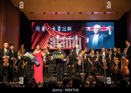 Tenore spagnolo Jose Carreras, centro e un soprano salutare gli spettatori in occasione del concerto di Shenzhen durante il suo ultimo tour mondiale nella città di Shenzhen, Cina sud' Foto Stock