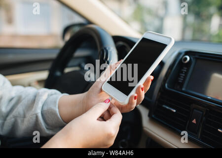 Carica della batteria del telefono cellulare in auto. Foto Stock