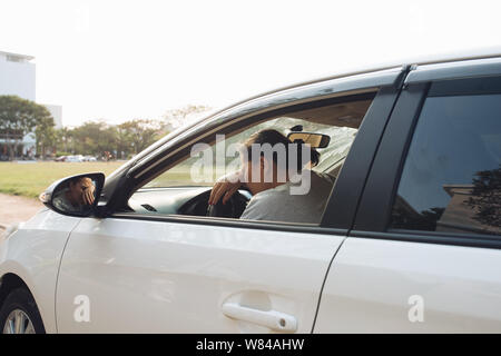 Ha sottolineato la donna guidatore seduto dentro la sua automobile Foto Stock