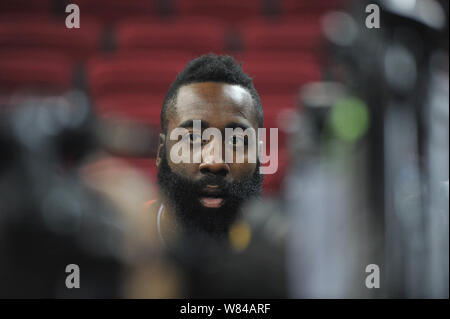 American basketball star James Harden degli Houston Rockets prende parte a una sessione di formazione per il match di Pechino del 2016 NBA Cina Giochi di Pechino Foto Stock