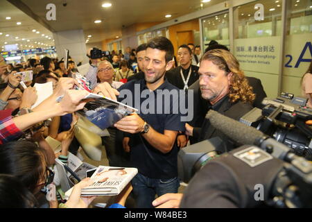 Novak Djokovic di Serbia, centro firma autografi per i fan dopo il suo arrivo presso l'Aeroporto Internazionale di Shanghai Pudong di Shanghai 2016 Rolex ma Foto Stock