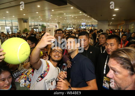 Novak Djokovic di Serbia, centro firma autografi per i fan dopo il suo arrivo presso l'Aeroporto Internazionale di Shanghai Pudong di Shanghai 2016 Rolex ma Foto Stock