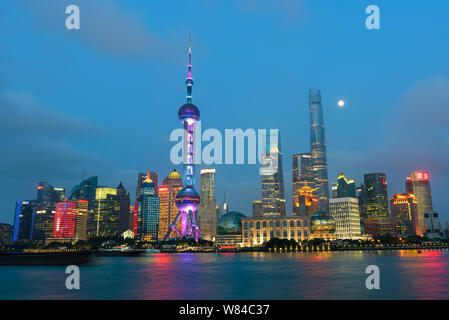 --FILE--una vista notturna del Fiume Huangpu e il Quartiere Finanziario di Lujiazui con la Oriental Pearl TV Tower, più alto a sinistra, la Shanghai Tower, alto Foto Stock