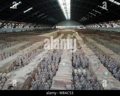 --FILE--Guerrieri di Terracotta e cavalli sono sul display nella fossa 1 all'imperatore Qinshihuang mausoleo del Museo sul sito nel quartiere Lintong, Xi'an City, né Foto Stock