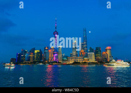 --FILE--una vista notturna del Fiume Huangpu e il Quartiere Finanziario di Lujiazui con la Oriental Pearl TV Tower, più alto a sinistra, la Shanghai Tower, alto Foto Stock