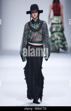 Un modello consente di visualizzare una nuova creazione alla sfilata di moda di MoodBox + Bizoux Bizoux durante la Shanghai Fashion Week Primavera/Estate 2017 a Shanghai, Cina Foto Stock