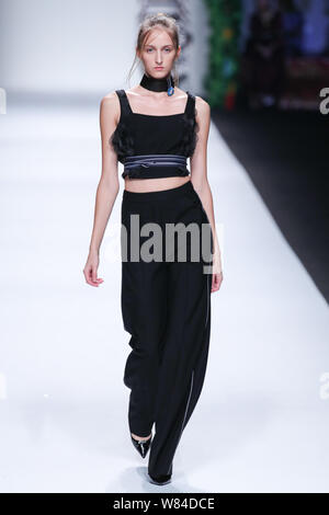 Un modello consente di visualizzare una nuova creazione alla sfilata di moda di MoodBox + Bizoux Bizoux durante la Shanghai Fashion Week Primavera/Estate 2017 a Shanghai, Cina Foto Stock